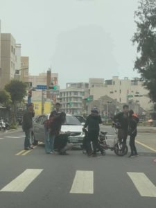 交通隊員警駕車與騎電動車老翁擦撞