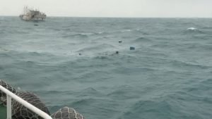小船失去動力遭浪襲翻覆 澎湖海巡成功救援(老高)