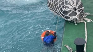 小船失去動力遭浪襲翻覆 澎湖海巡成功救援(老高)