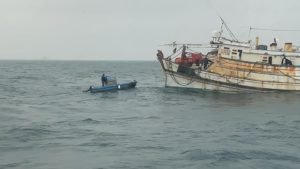 小船失去動力遭浪襲翻覆 澎湖海巡成功救援(老高)