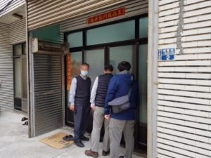 中興國小地下停車場動工前 建設處蔡處長至周邊住戶店家說明溝通