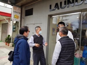 中興國小地下停車場動工前 建設處蔡處長至周邊住戶店家說明溝通
