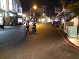 一男子帶著酒味路倒 汽車閃避不及撞上 經送醫後不治