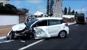 兩輛觀光客租賃的白色轎車 一輛本地人開的白色轎車 在港子肇禍 10人受傷送醫