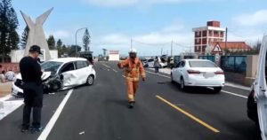 兩輛觀光客租賃的白色轎車 一輛本地人開的白色轎車 在港子肇禍 10人受傷送醫