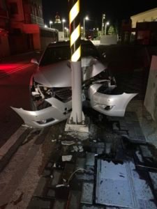 車輛疑自撞 安全氣囊爆開 駕駛不見了