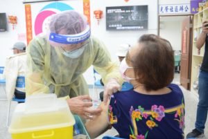 賴峰偉至光榮社區關心疫苗接種 籲醫生審慎評估長者狀況 慢性病者可緩打