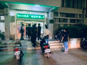 鐵線今晚的群聚 是分手男女朋友 各找友人助陣談判